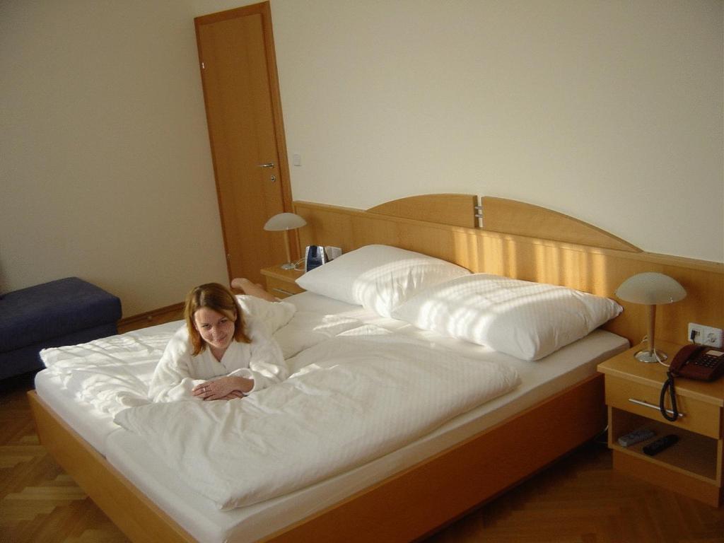 Pension Schlossblick Nebersdorf Δωμάτιο φωτογραφία